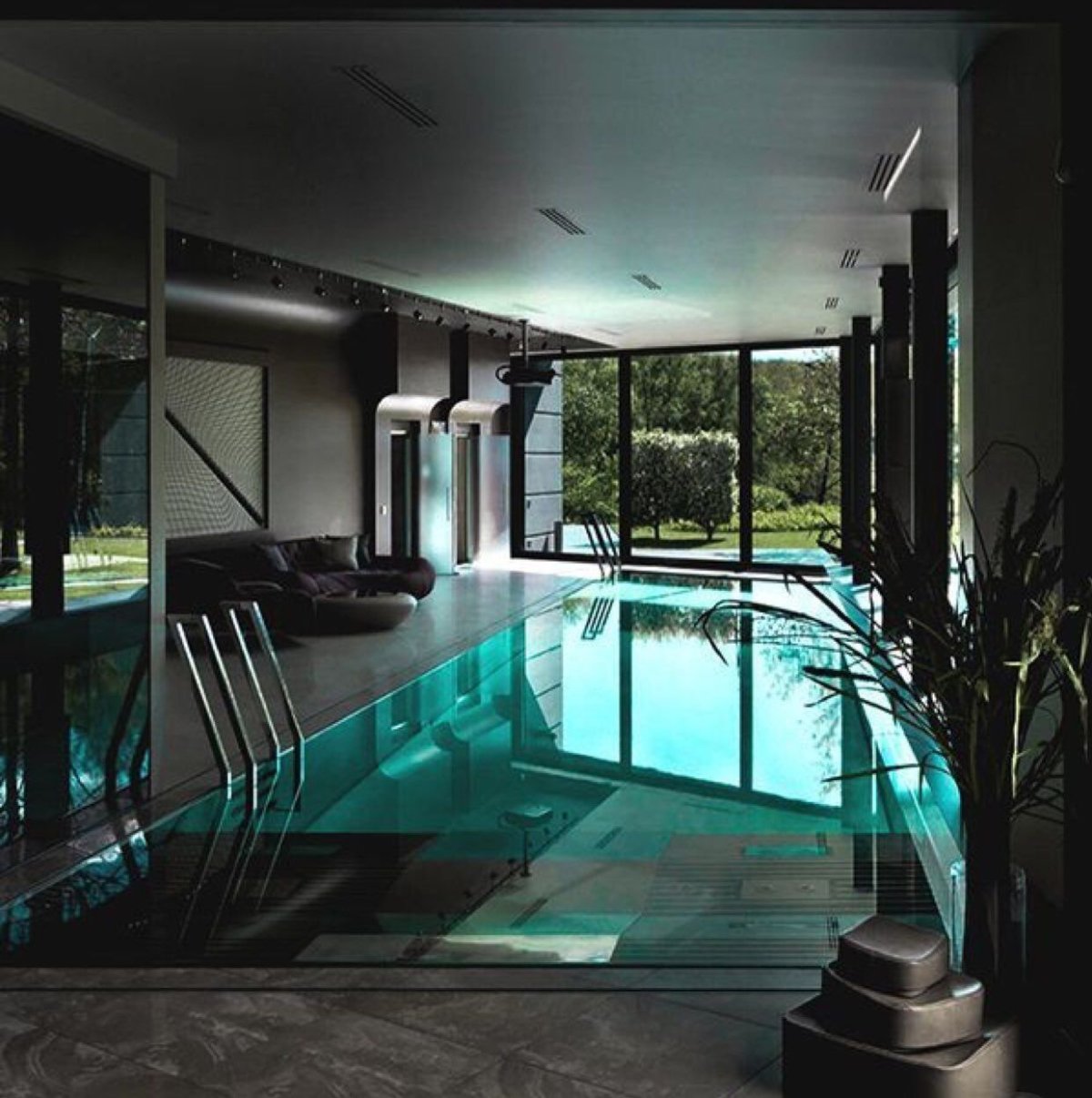 Стильный бассейн в доме