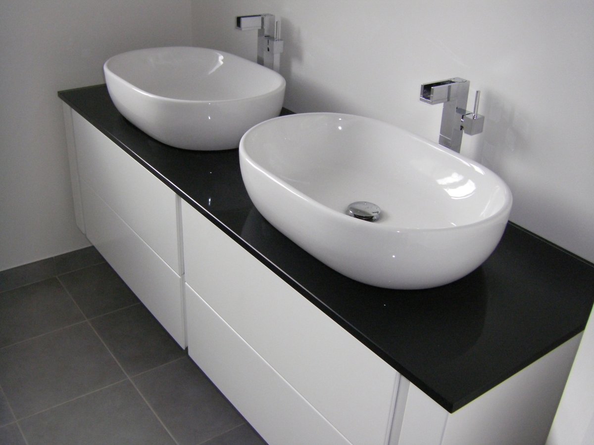 Newform раковина 53см чёрная накладная