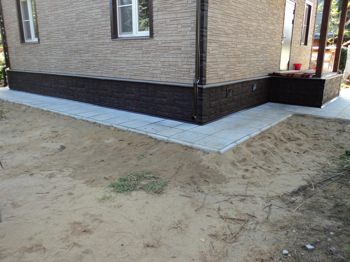 Сочетание цоколя и отмостки