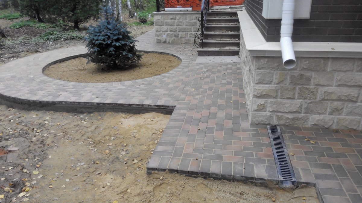 Отмостка и клумба