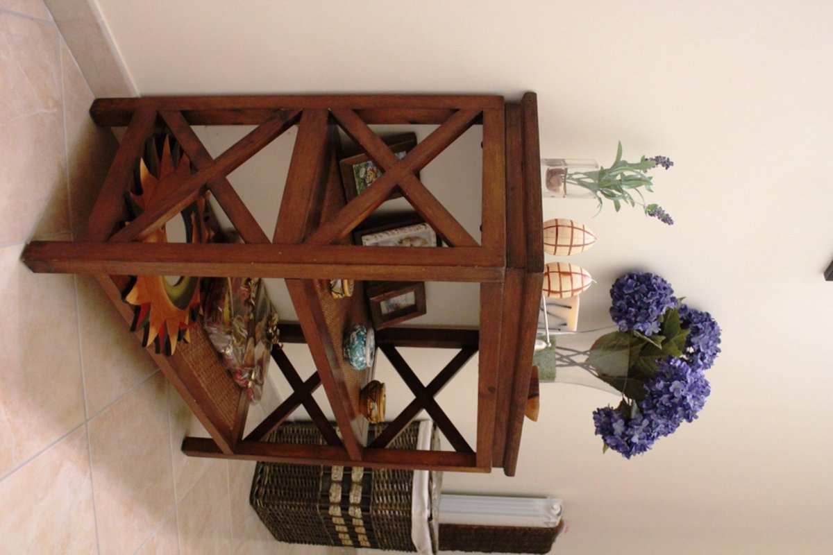 Этажерка деревянная в интерьере