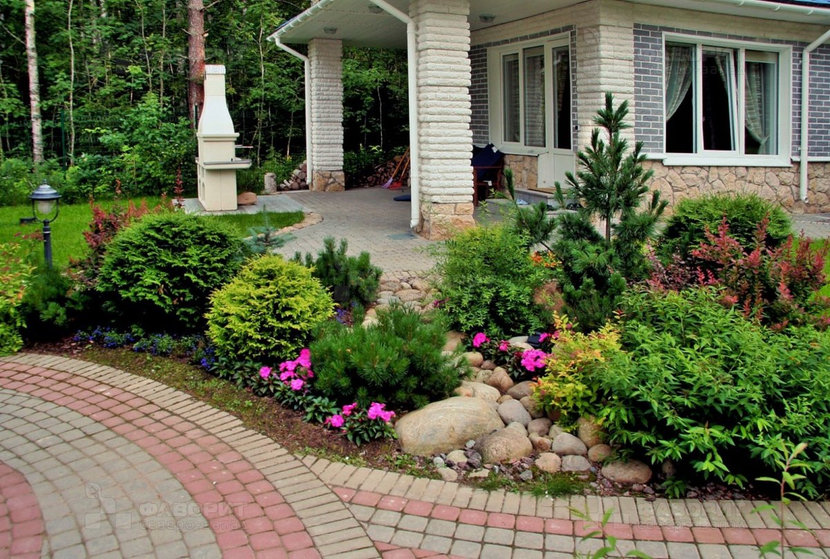 Клумба перед домом с хвойниками