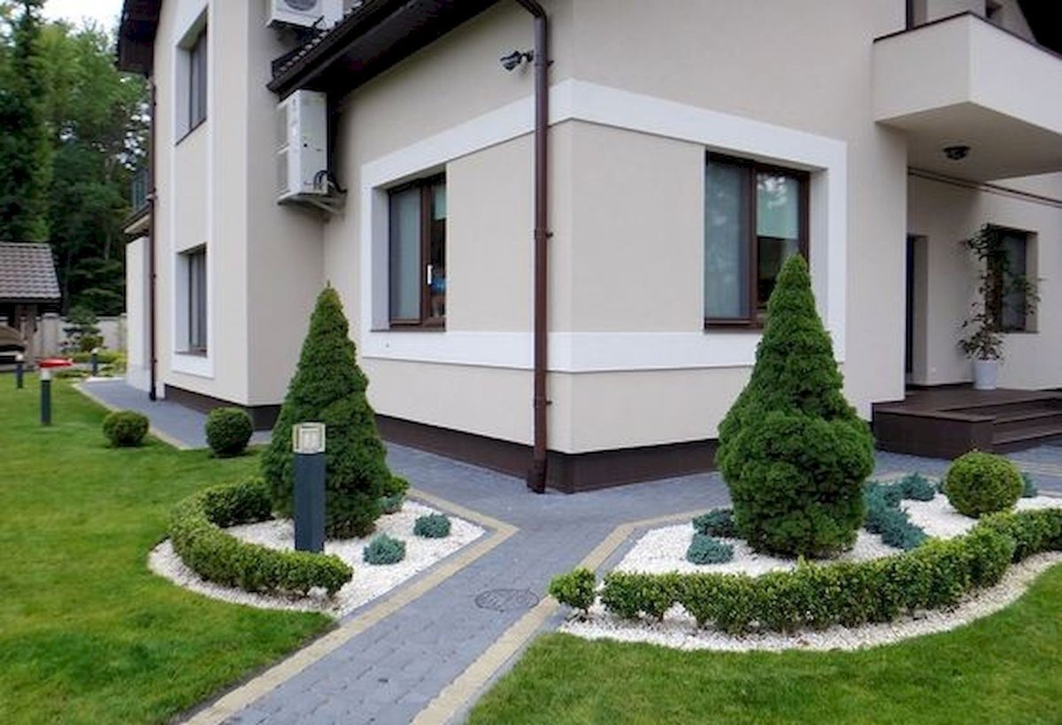 Озеленение парадной зоны перед домом
