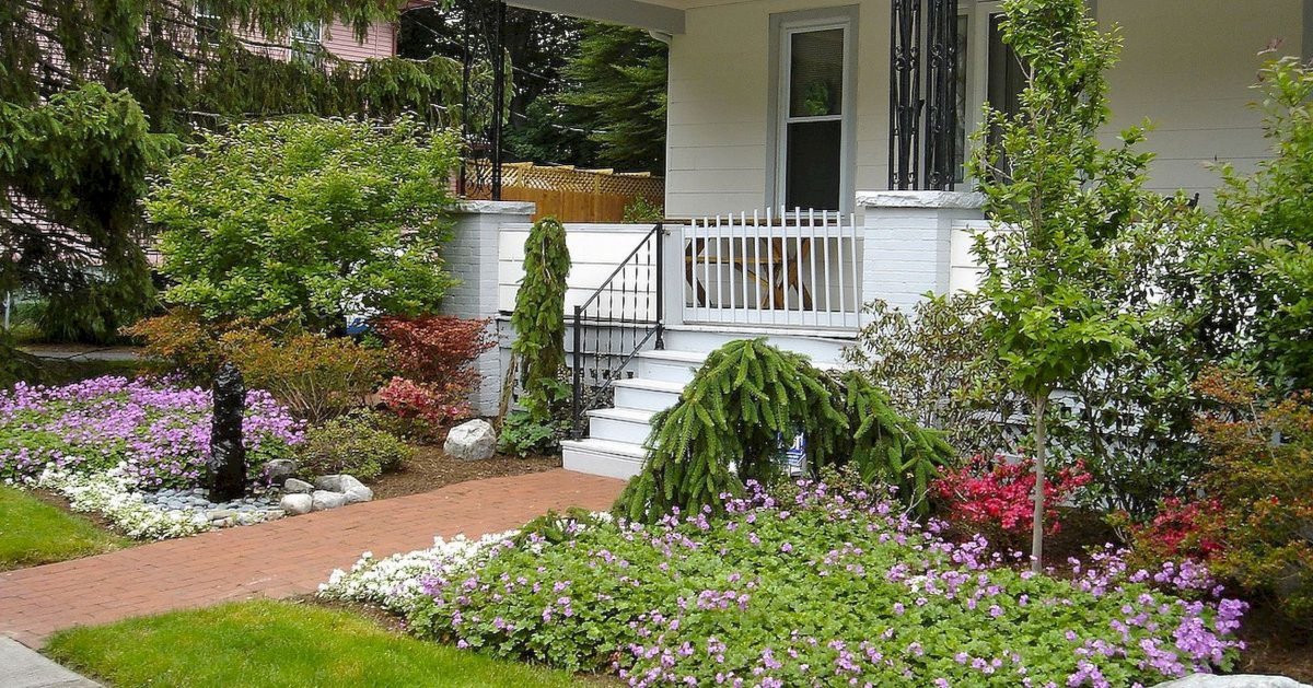 Клумба у веранды