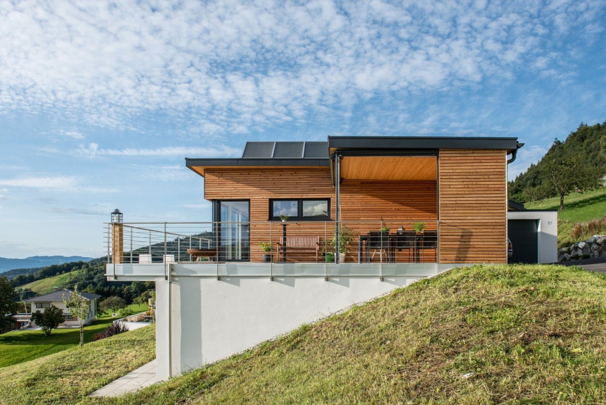 Дом на участке с уклоном