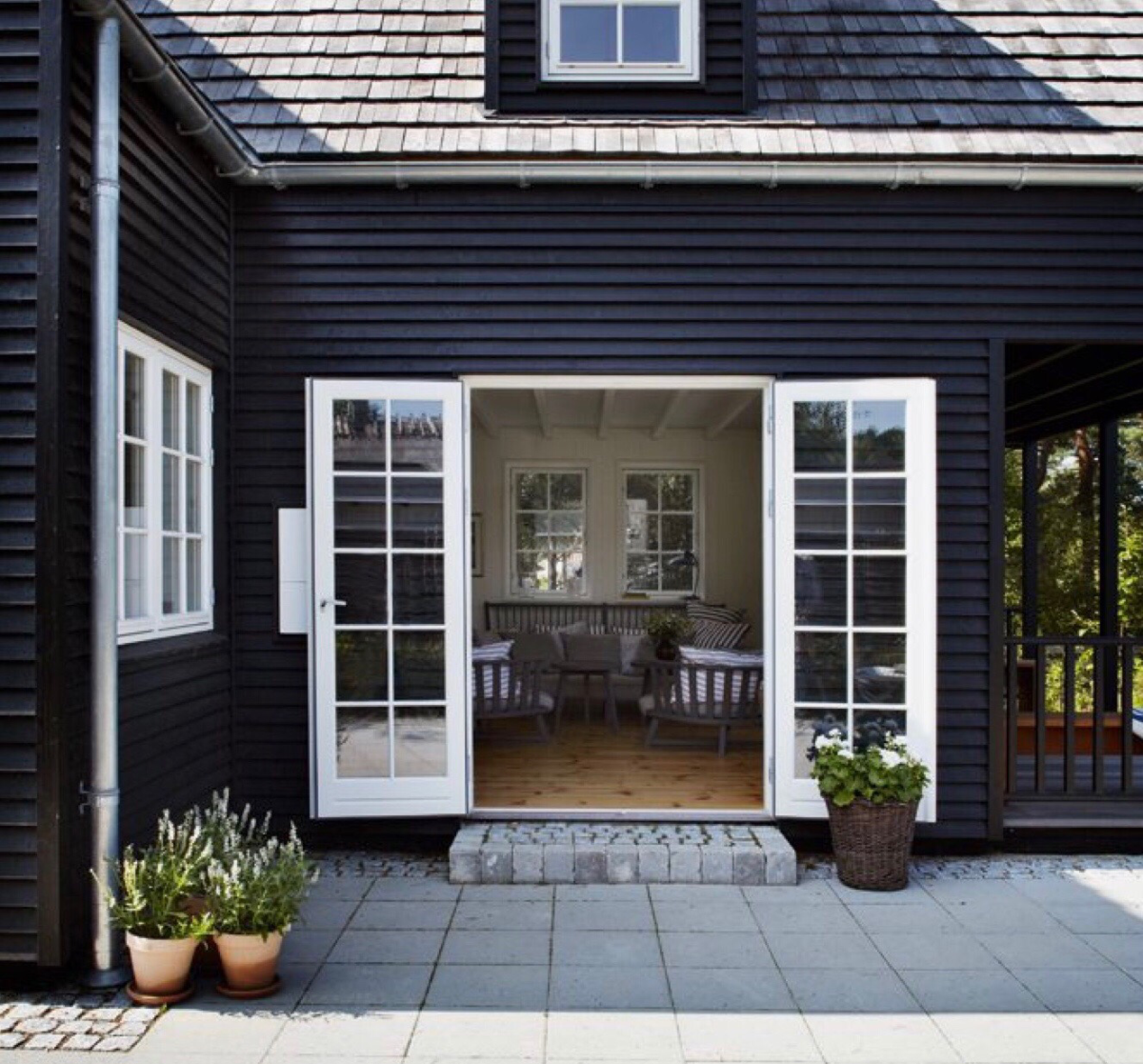 Темно серый фасад