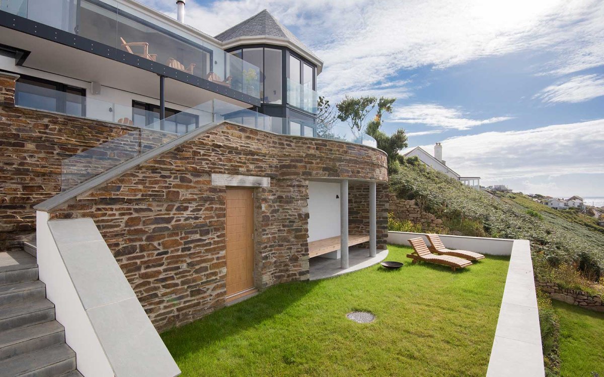 Дом на склоне