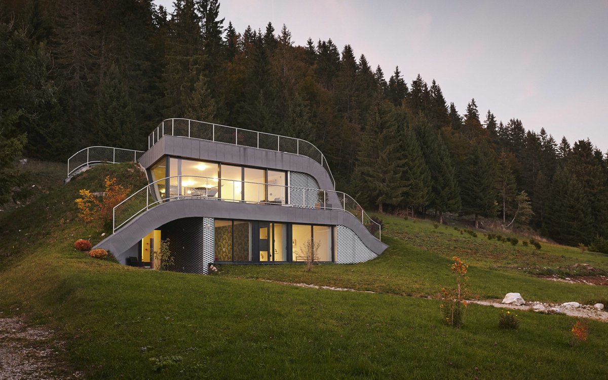 Дом в склоне холма