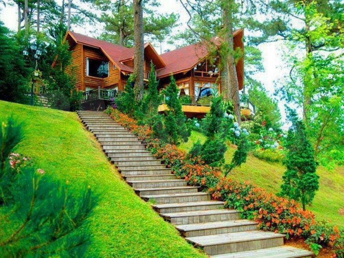 Дачный домик на склоне