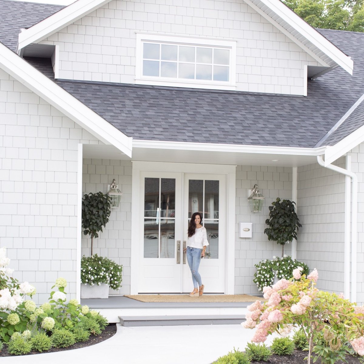 Дом серый с белым