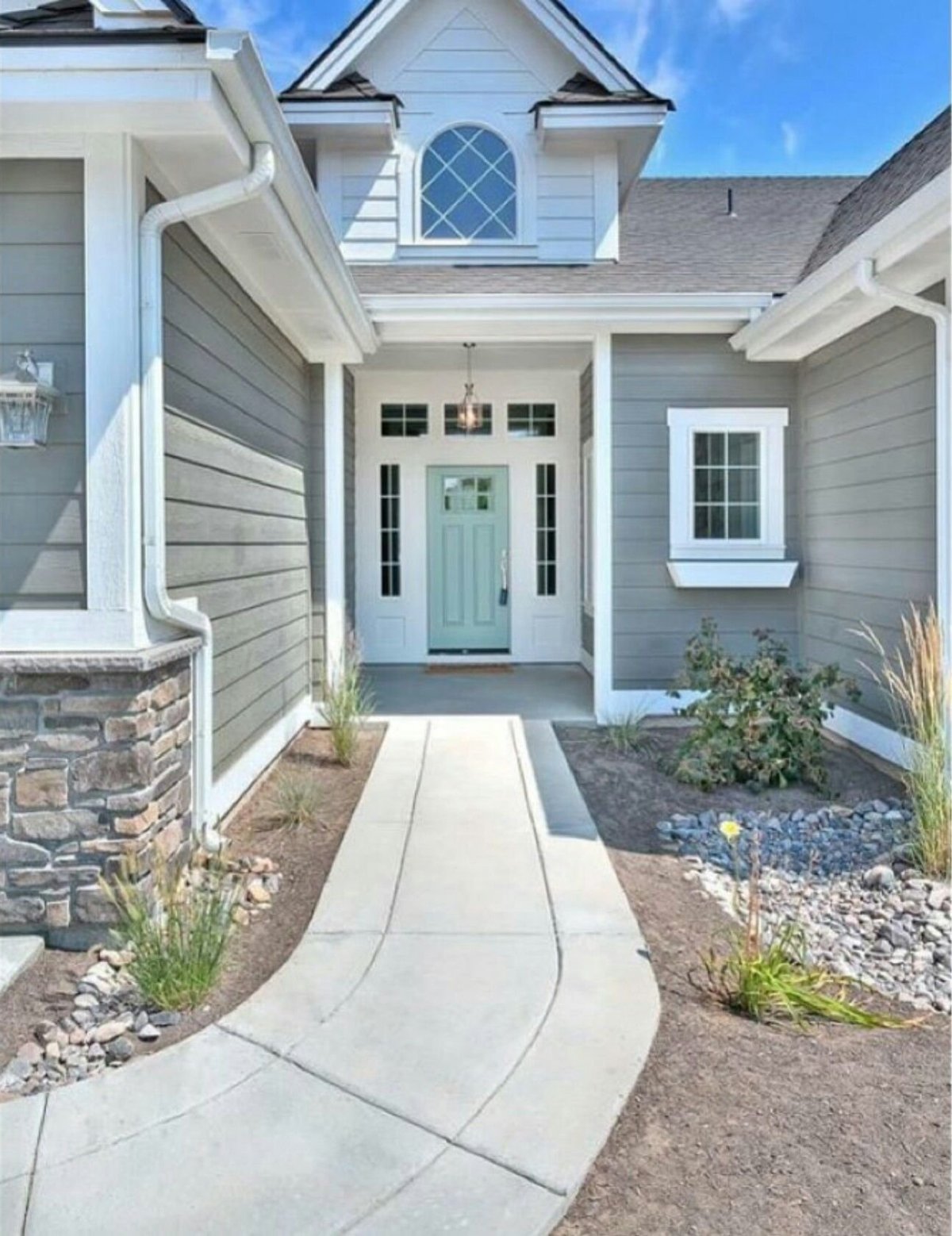 Дом серо голубого цвета