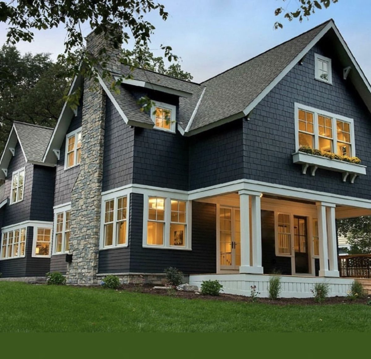 Синий дом с коричневой крышей