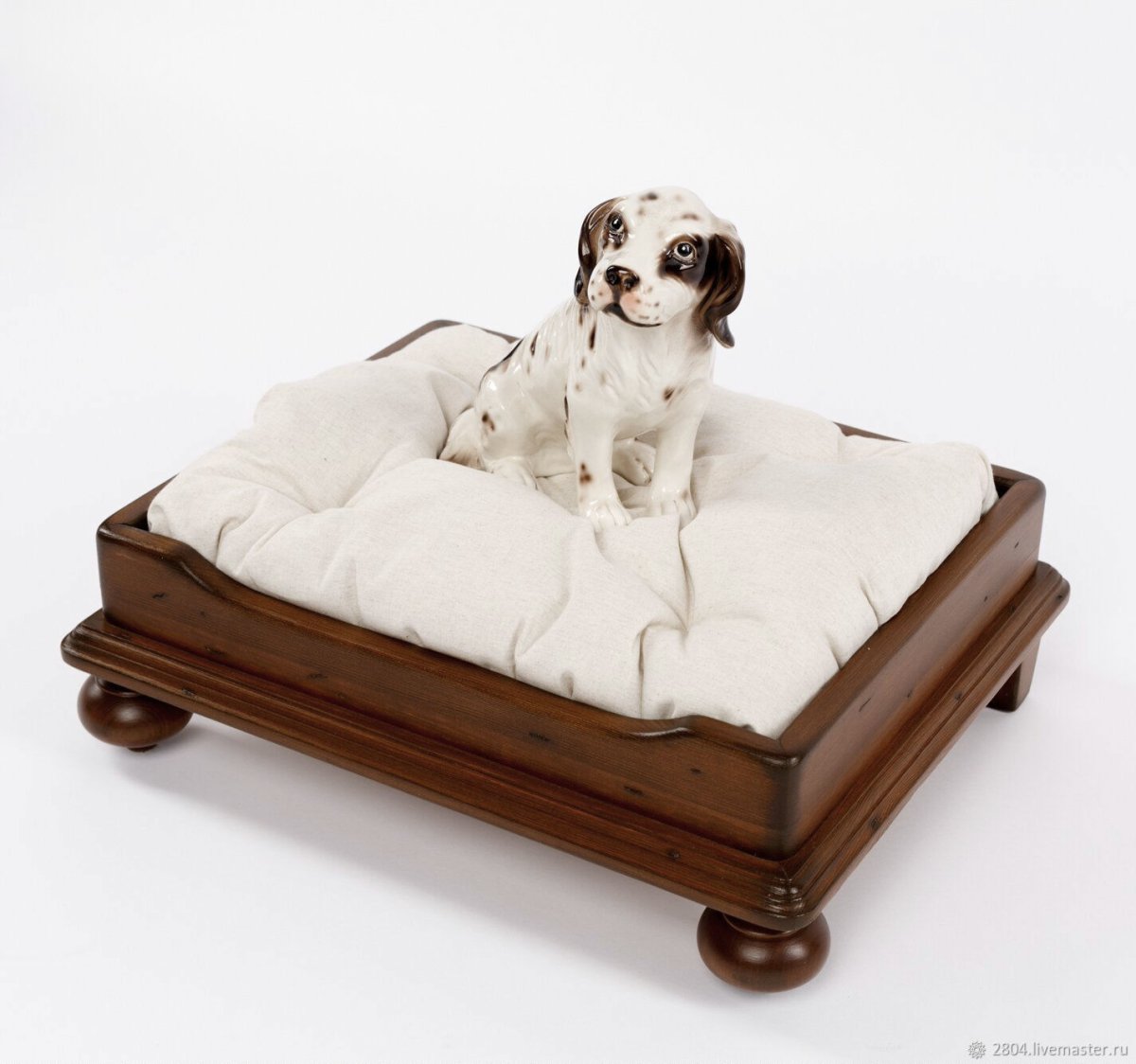 Деревянная кровать для собаки