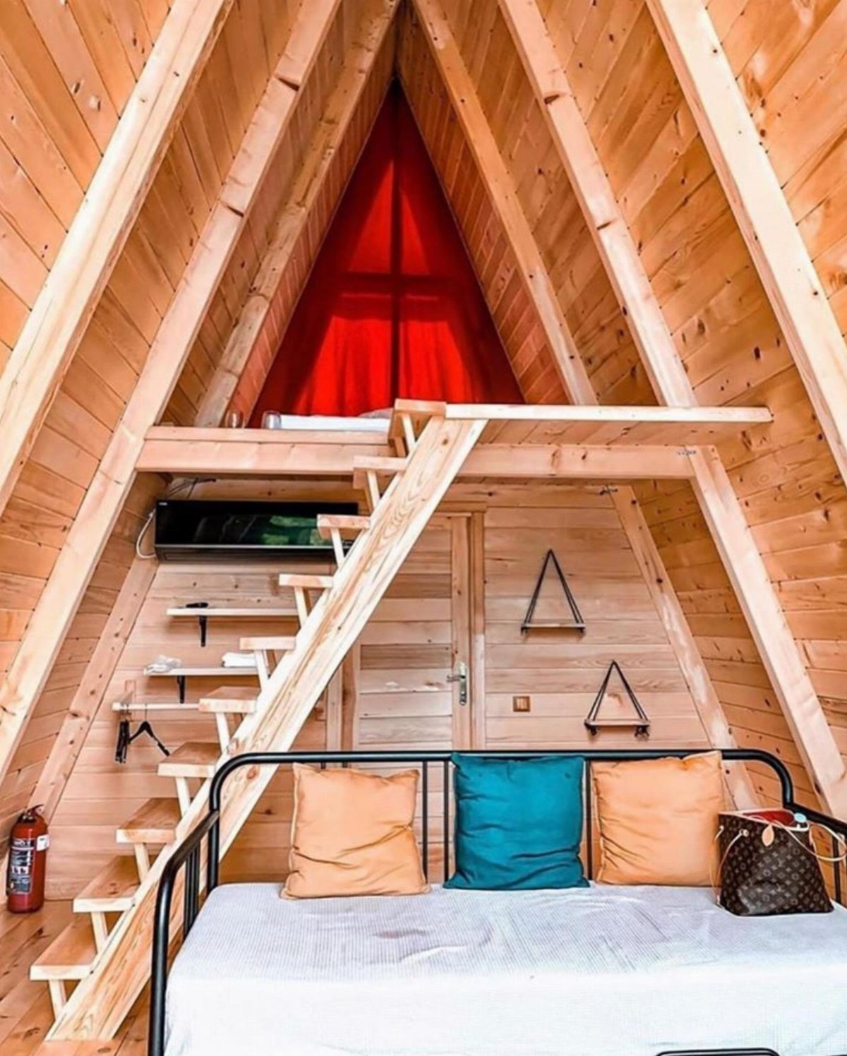 Лестница в доме шалаше