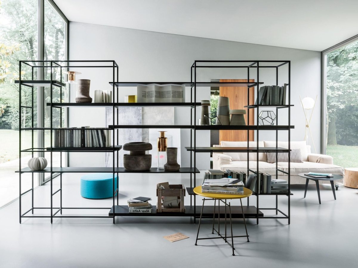 Металлический стеллаж в интерьере
