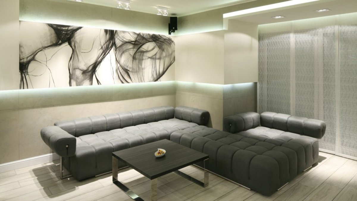 Декор стены в гостиной с угловым диваном