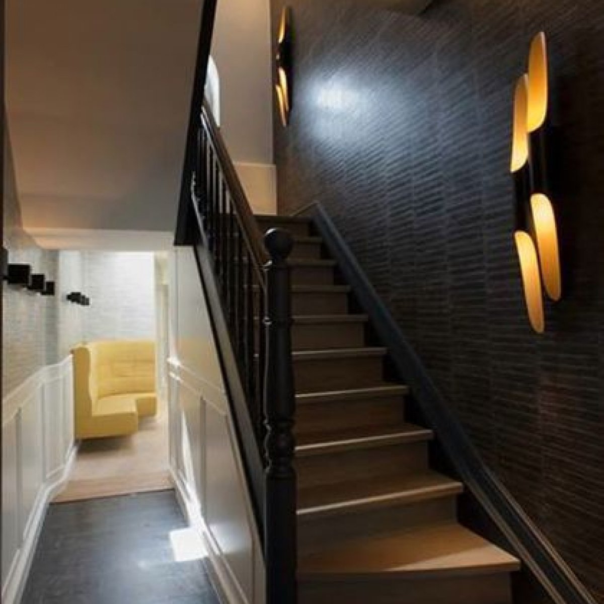 Бра в интерьере лестницы