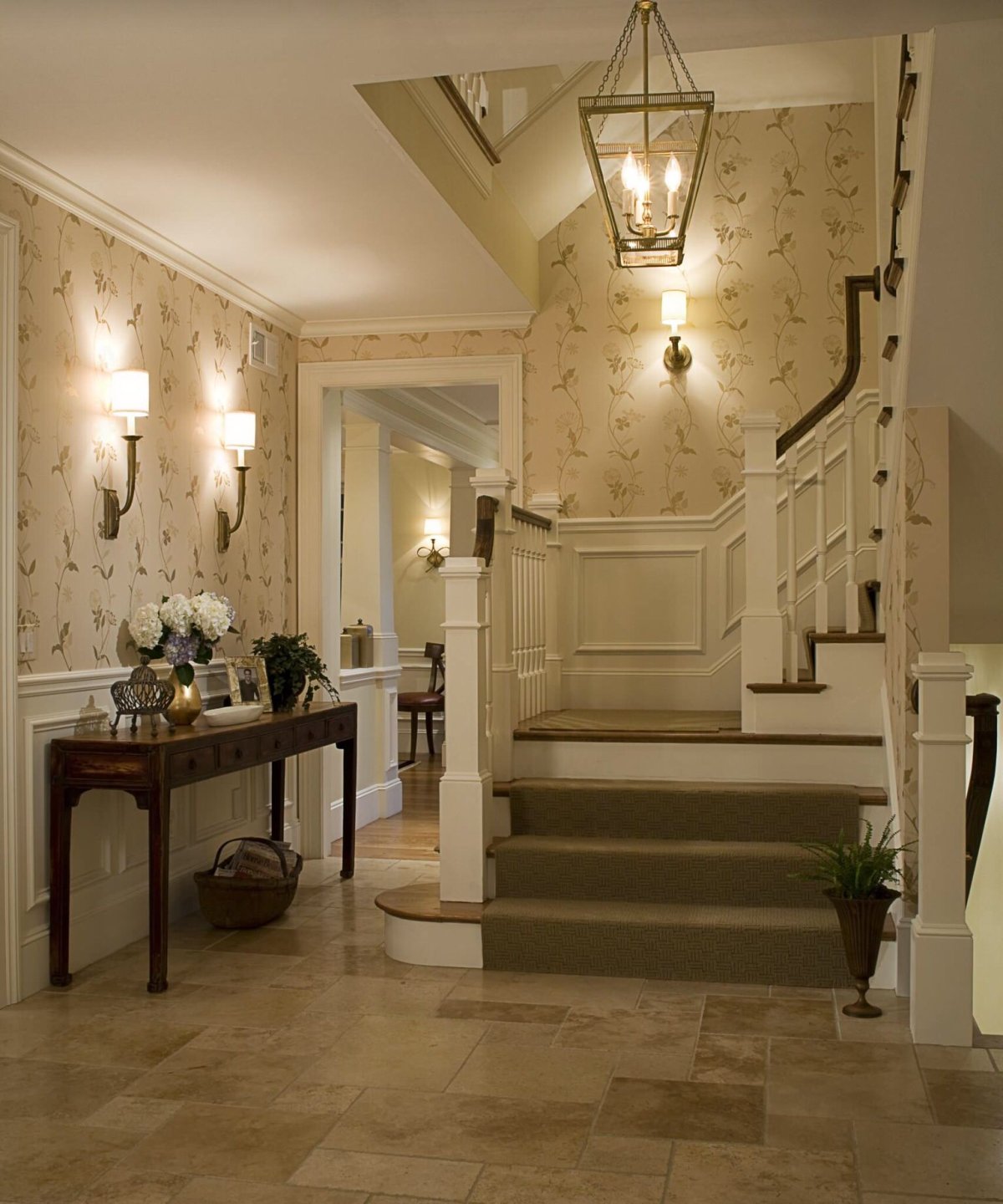 Интерьер холла с лестницей