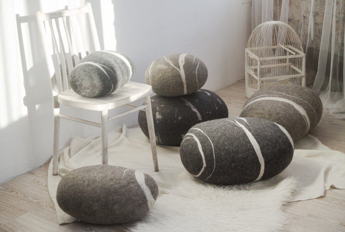 Пуф в форме камня