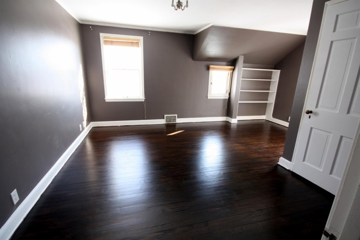 Комната с темным полом