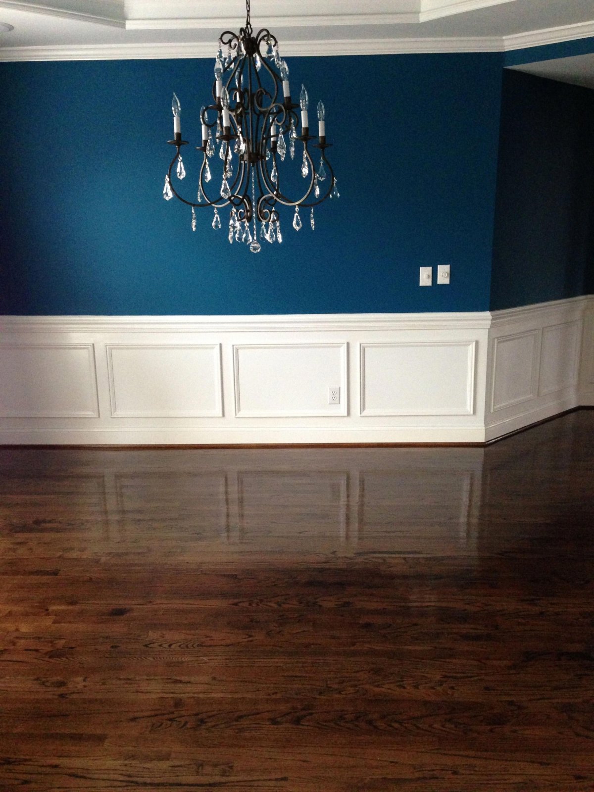 Паркет и синие стены