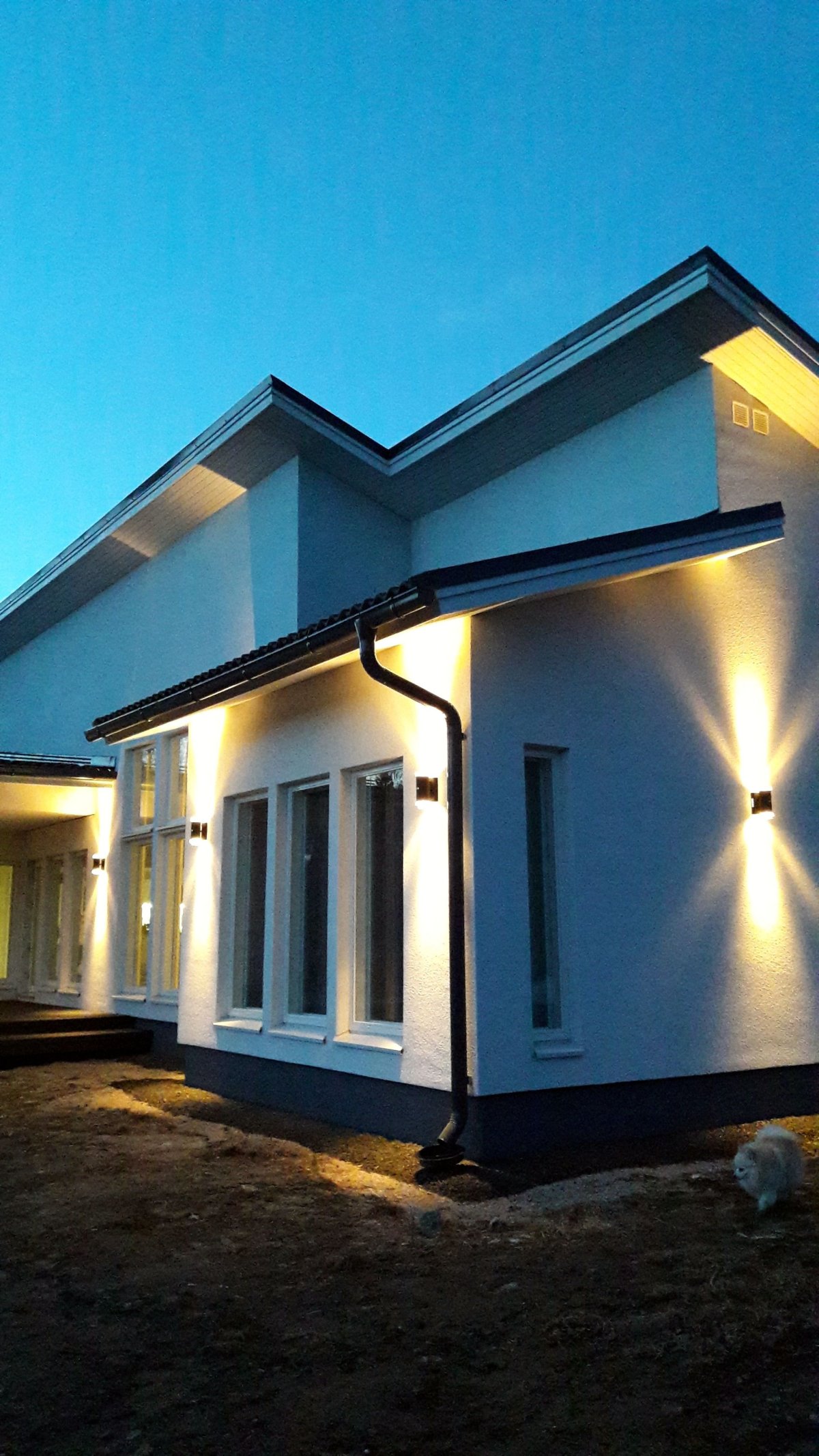 Подсветка фасада дома