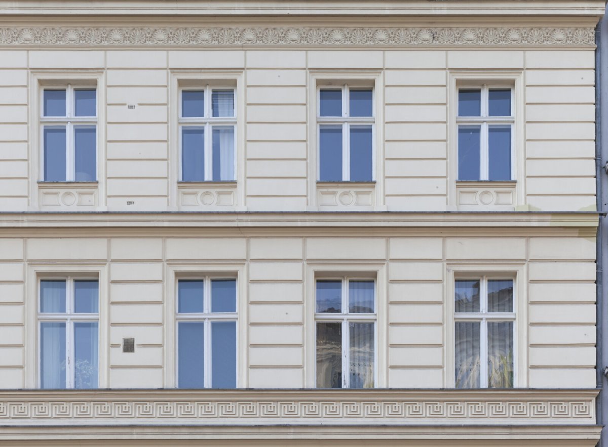 Окна в классическом стиле на фасаде