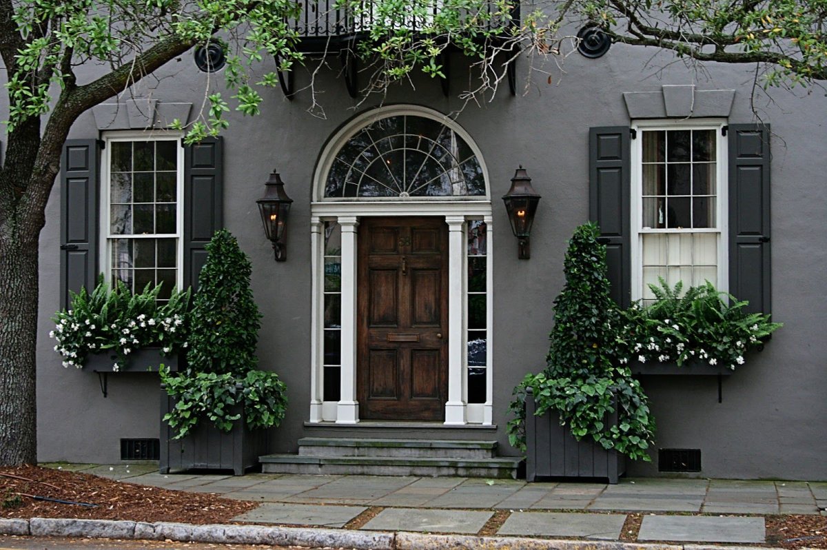 Дом со ставнями