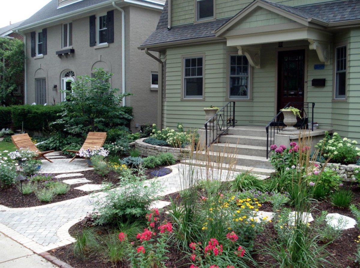 Квадратная клумба перед домом