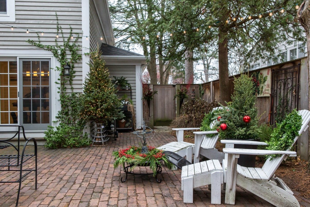 Уютный двор в частном доме