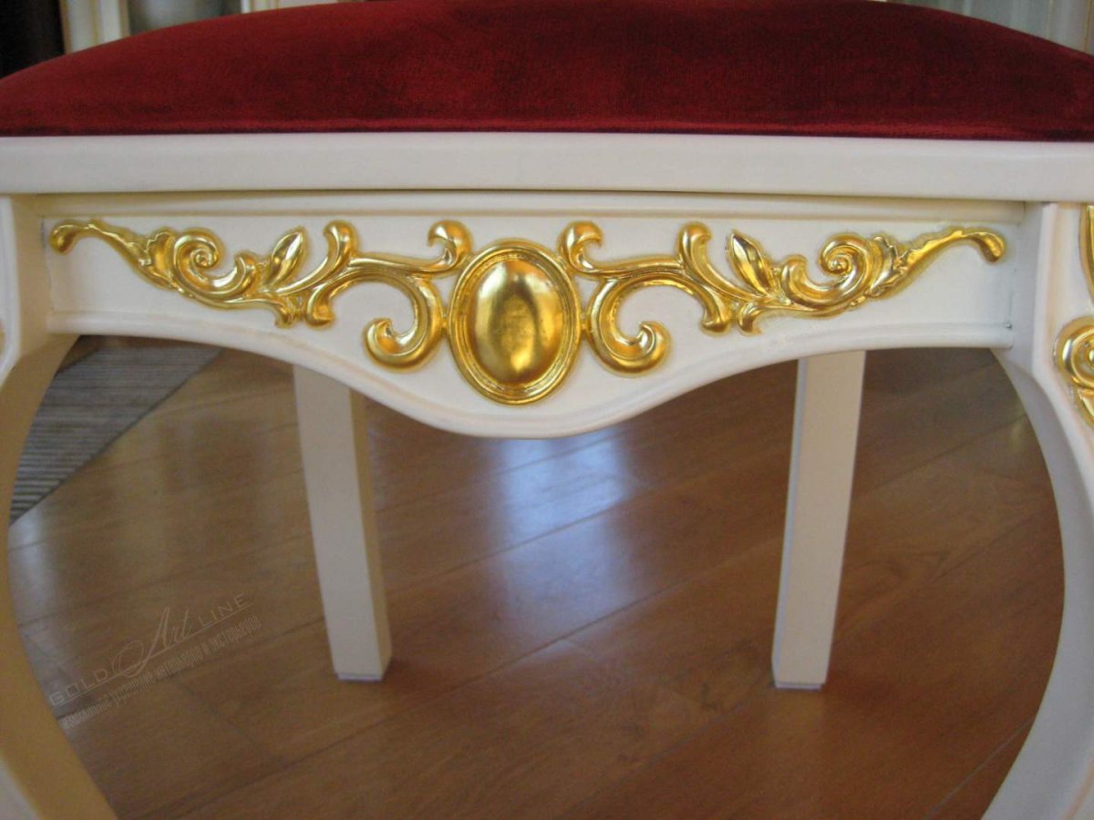 Мебель с позолотой