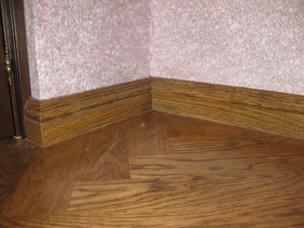 Плинтус около двери