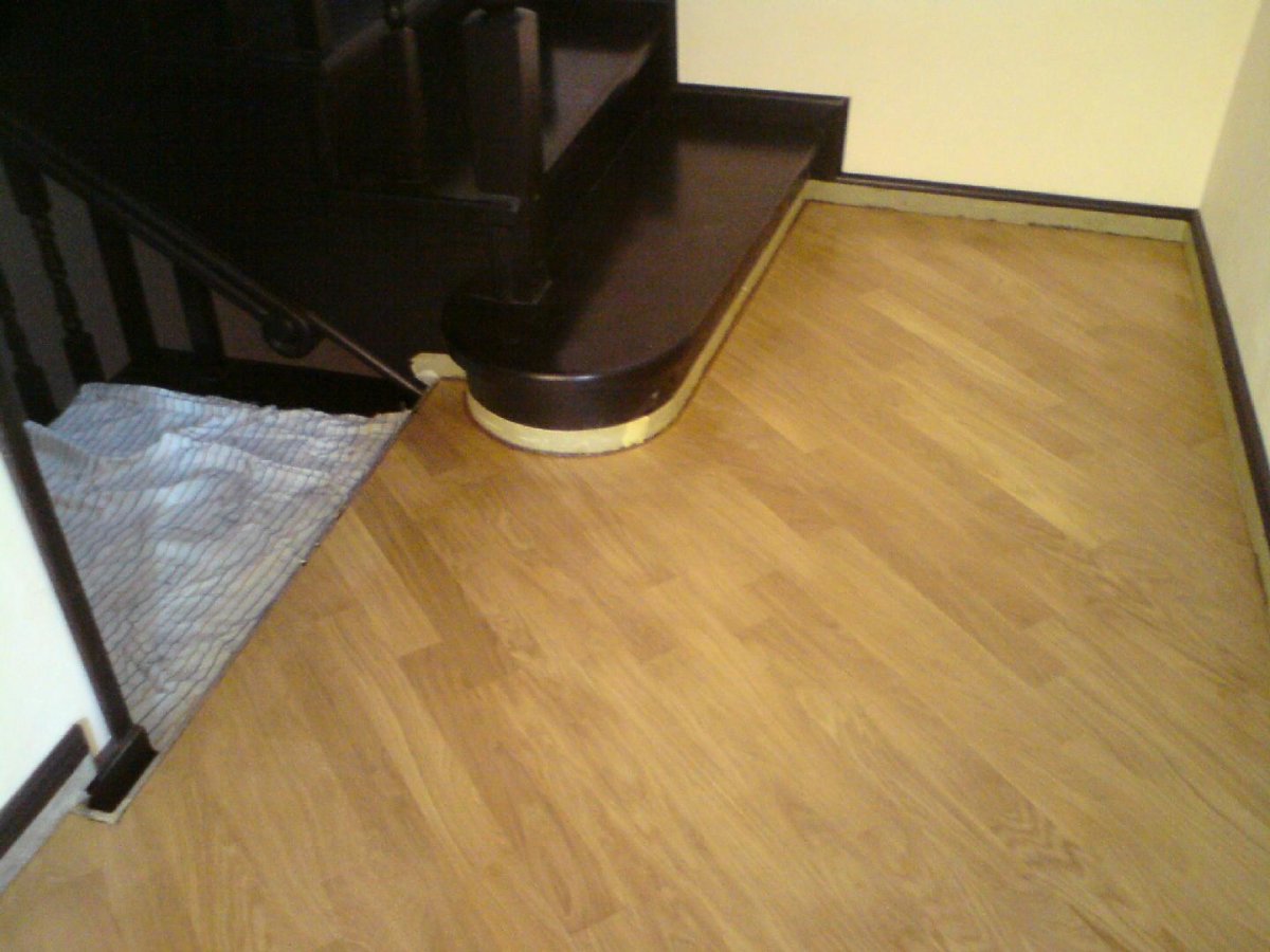 Укладка ламината без плинтуса с пробковым компенсатором