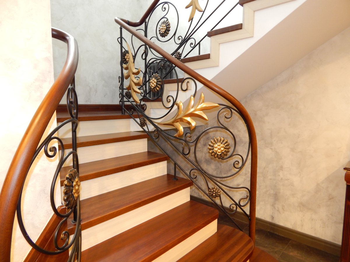 Двухмаршевые кованые лестницы