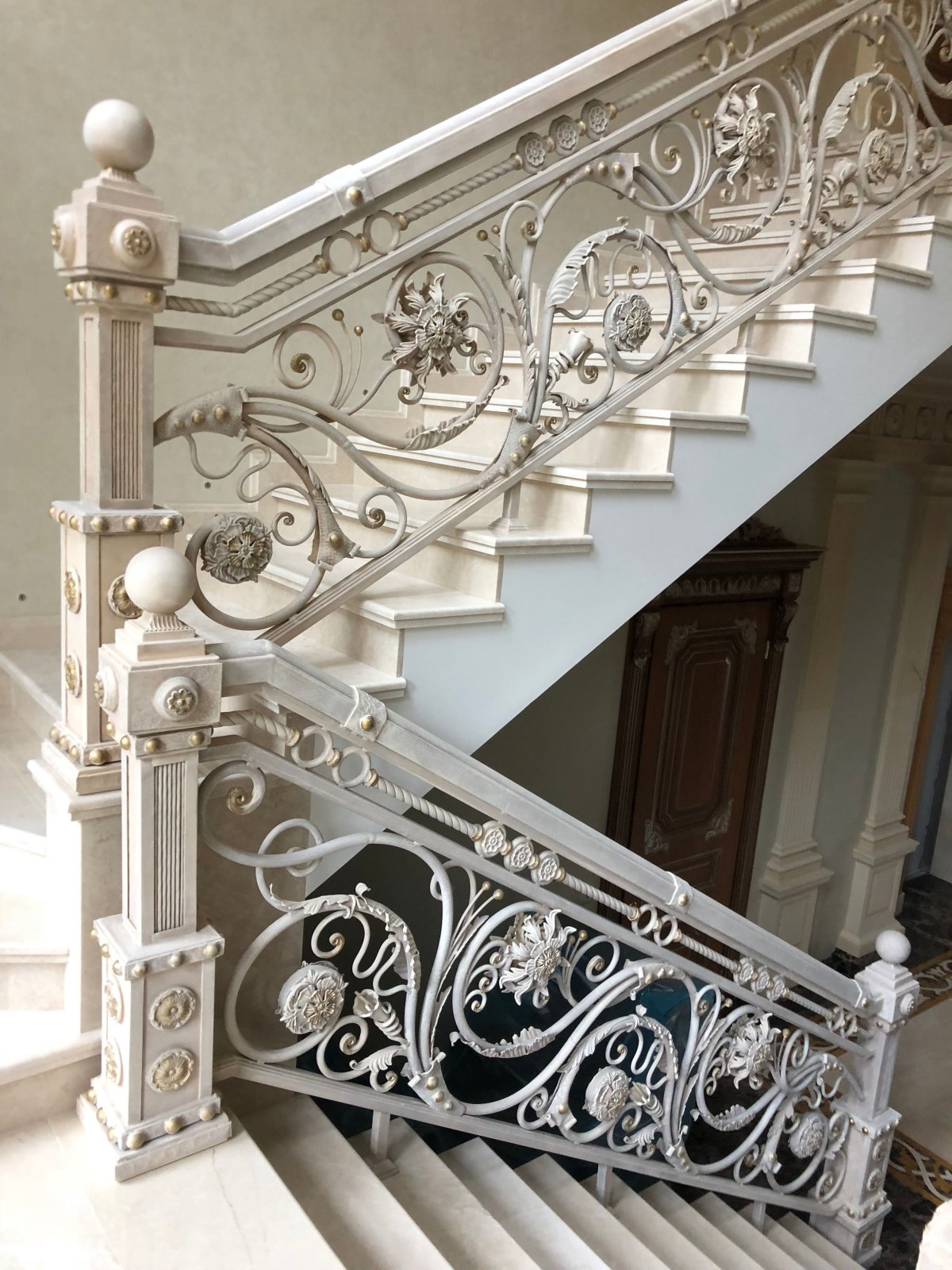 Кованые перила в классическом стиле