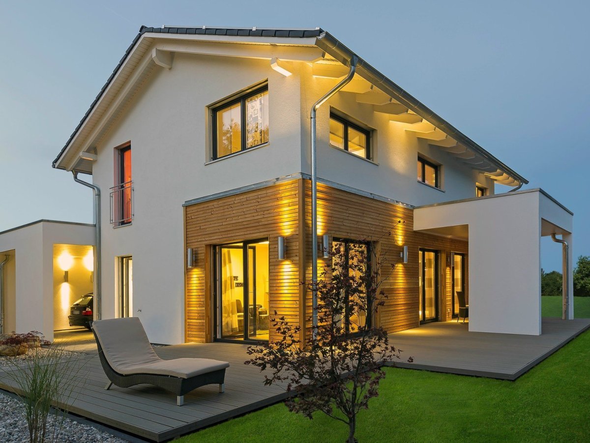Двухэтажный дом с подсветкой