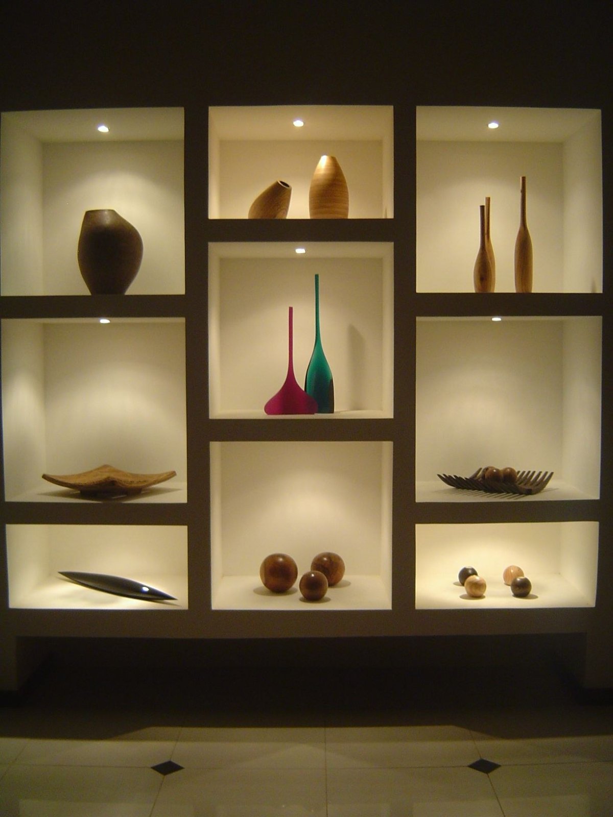 Встроенные полки в стене