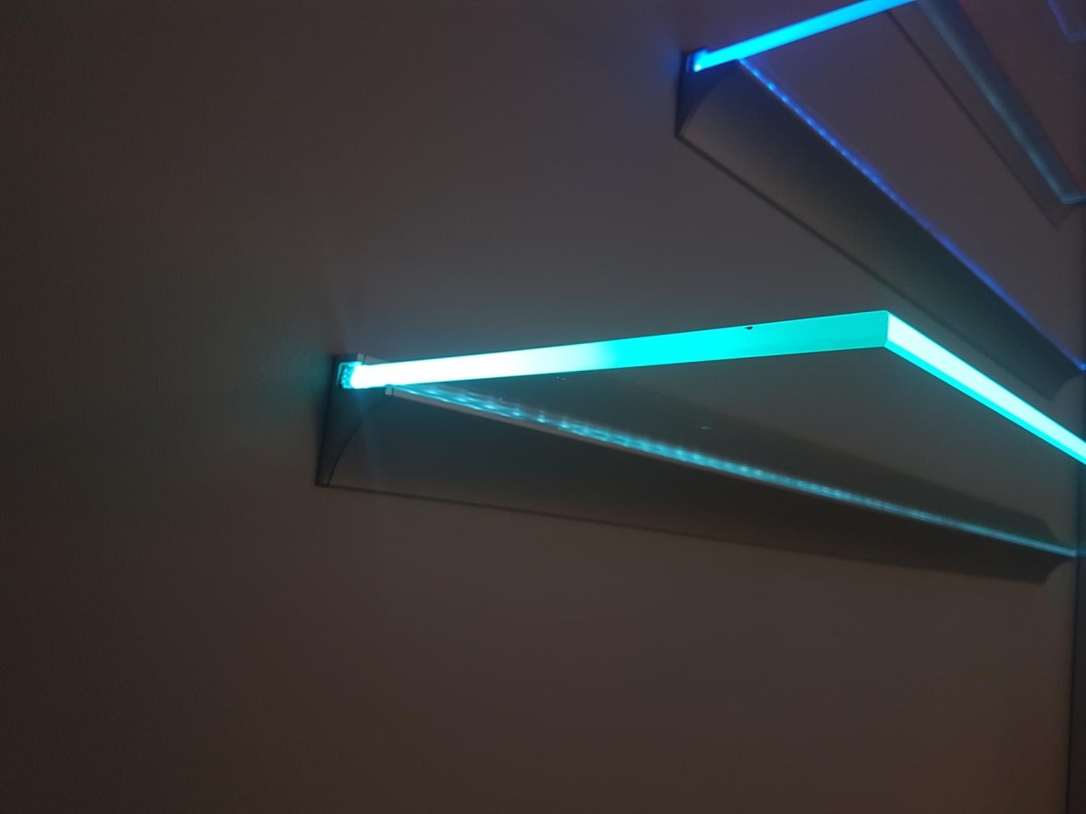 Светодиодная лента подсвечивает стеклянную полку сзади