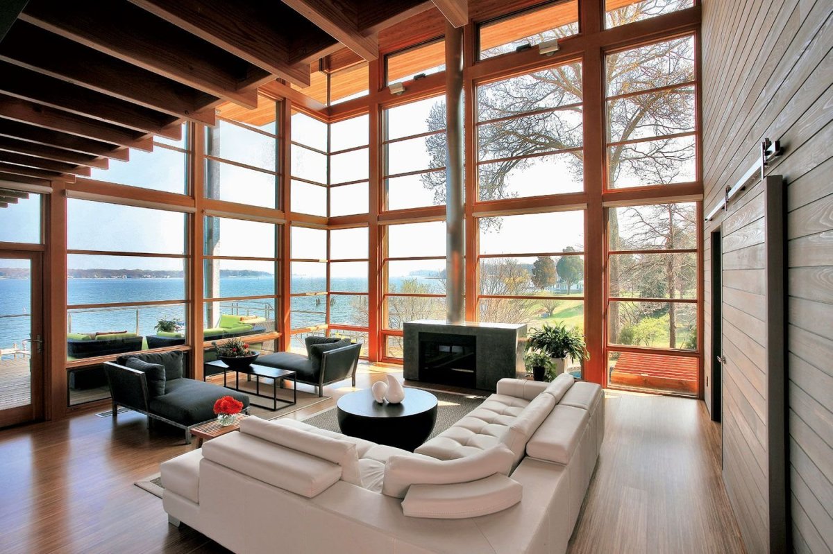 Деревянный дом с огромными окнами
