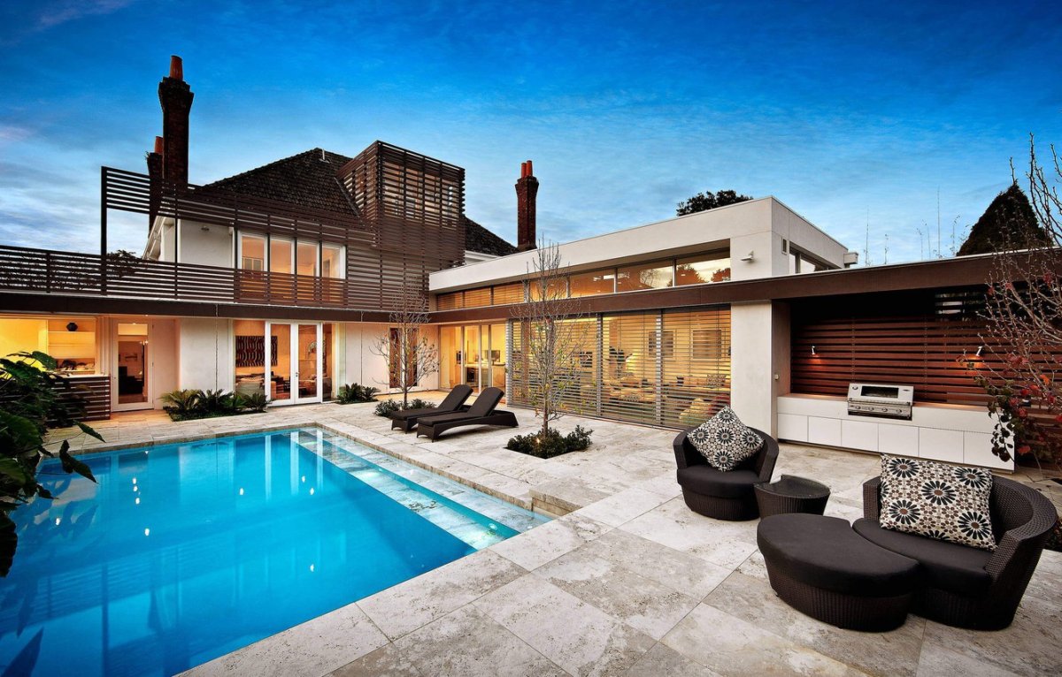 Красивый дом с бассейном