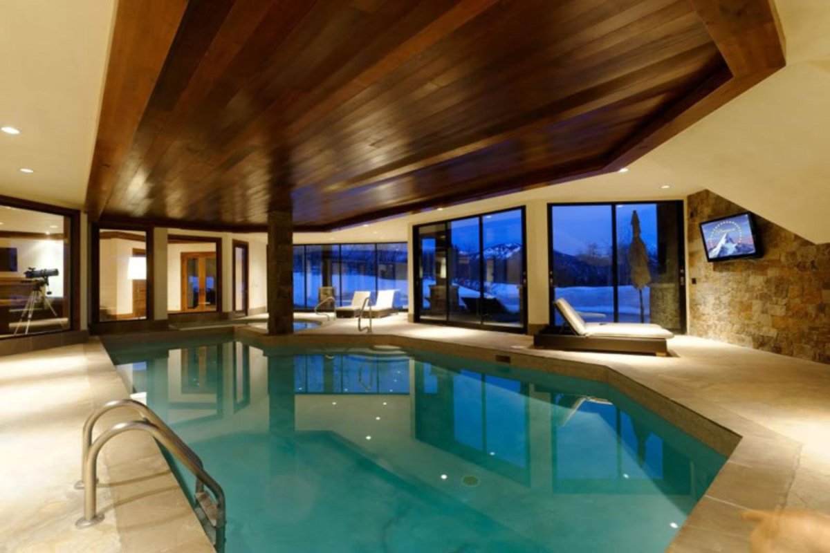 Дом с бассейном внутри