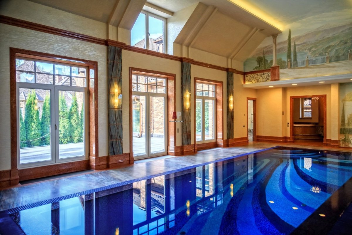 Загородный дом с бассейном внутри