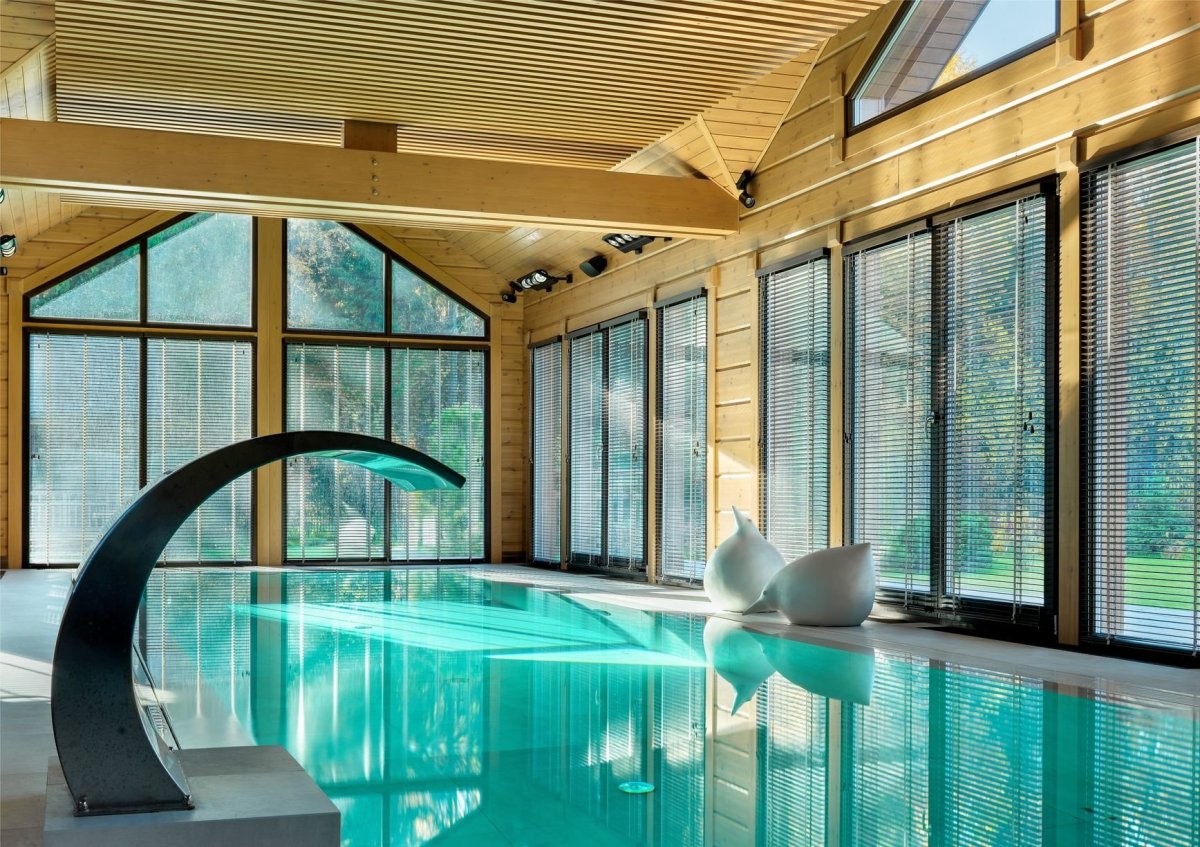 Бассейн в доме с панорамными окнами