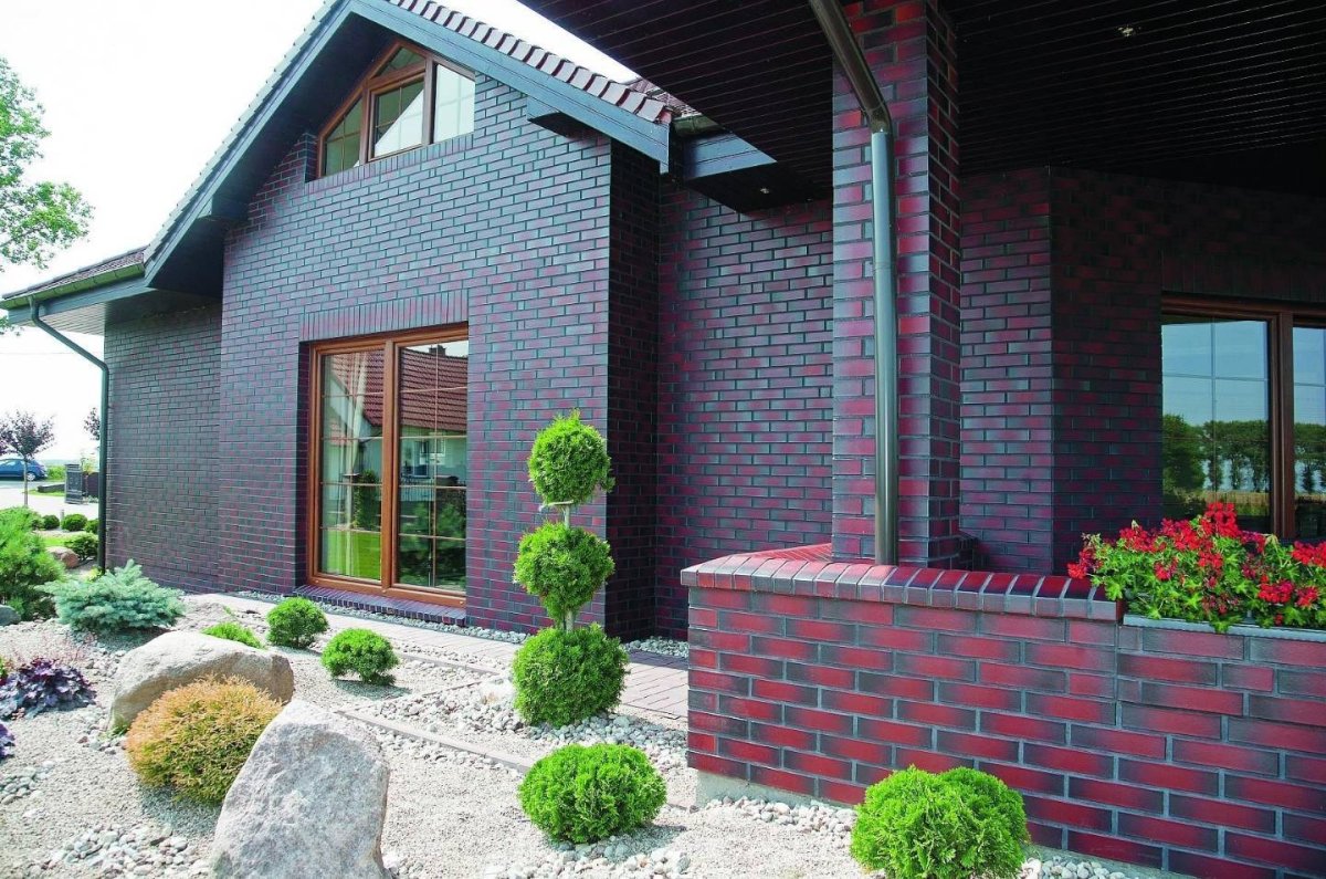 Фасад из цветного кирпича