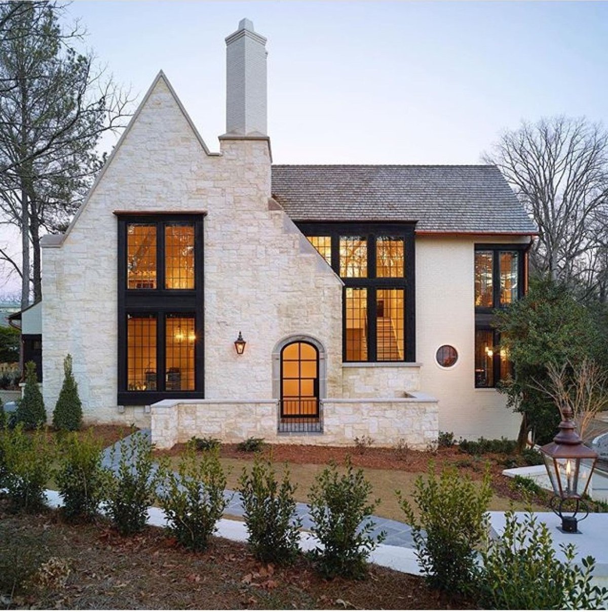 Современный каменный дом