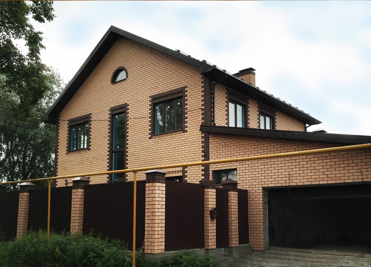 Фасады домов из желтого кирпича