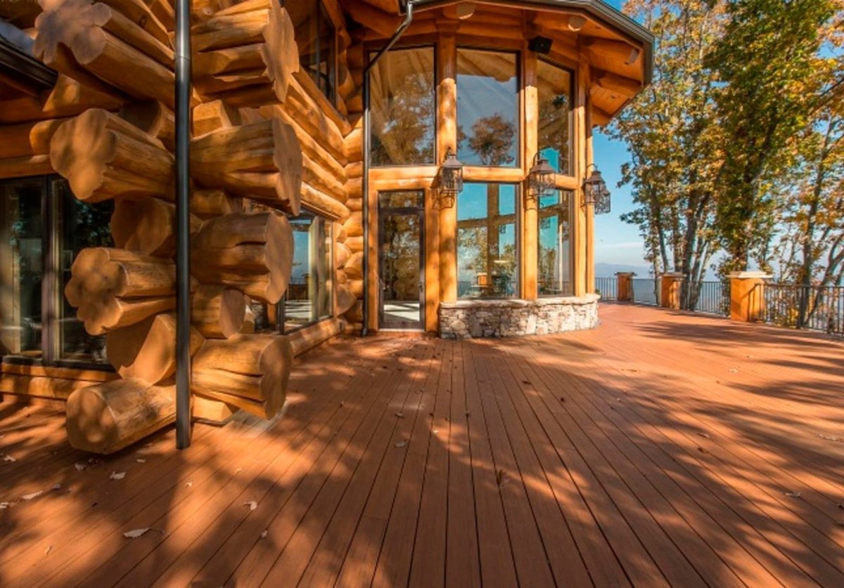 Дом из бревна с большими окнами