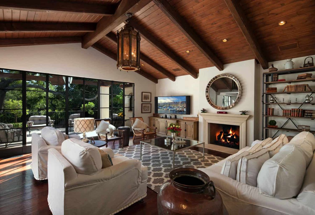 Гостиная в американском стиле с камином в доме
