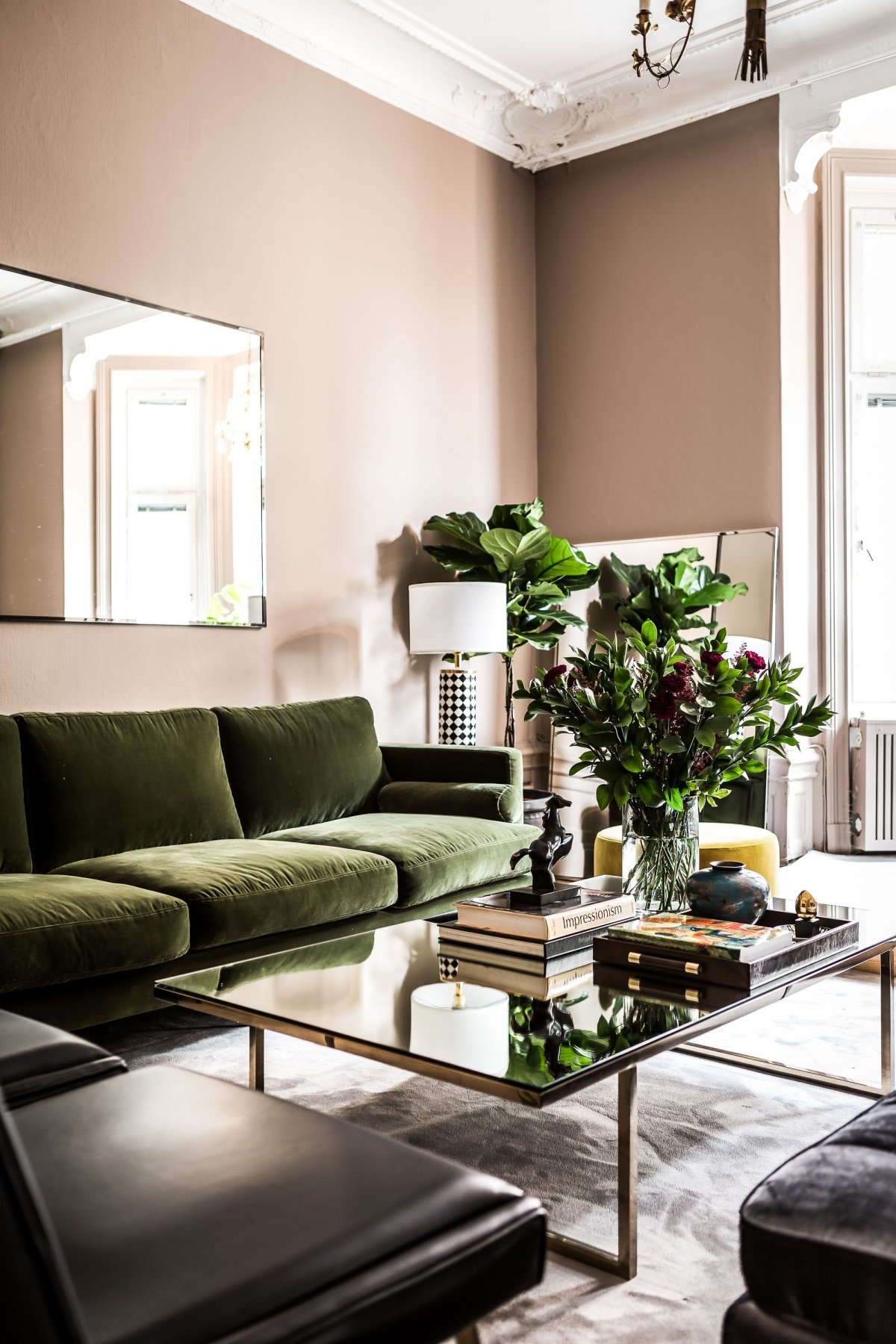 Бежевые стены зеленый диван