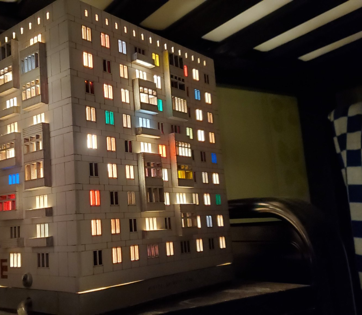 Светильник в форме многоэтажного дома